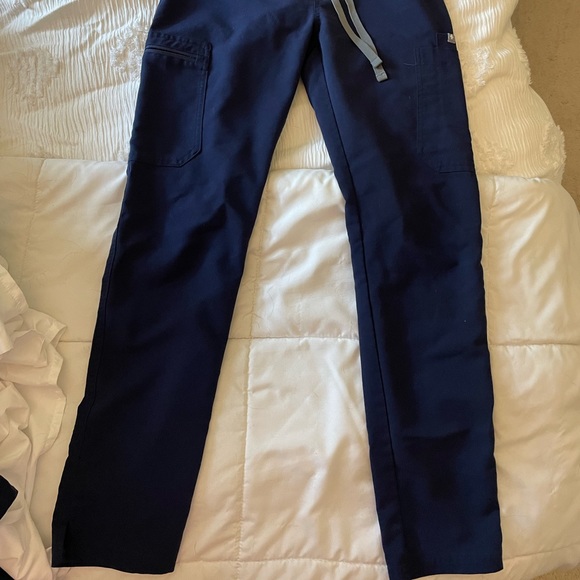 Figs brand!!! Lightly worn in office/clinic - Picture 2 of 2